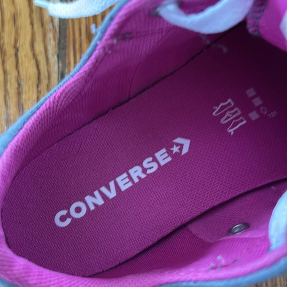 Converse All Star low profile sneakers. Gray and pink. Size Junior 2.